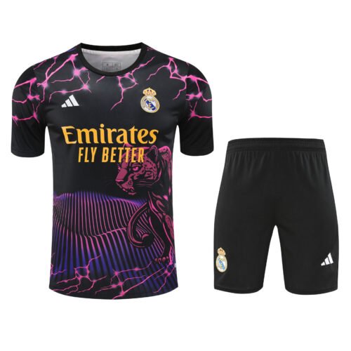 Conjunto de calentamiento Real Madrid concepto pantera rosa